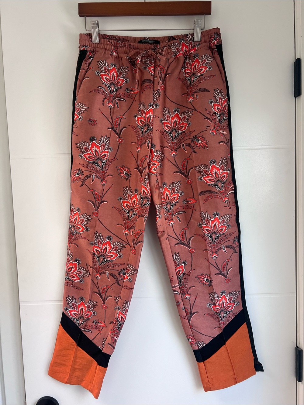Scotch & Soda Rust Orange Floral Cropped Ankle Pants with Black Trim - Picture 3 of 6